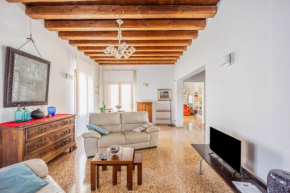 Beautiful Villa With Garden and Private Parking!